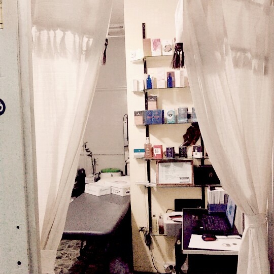 Interior cálido del estudio de masoterapia en Resistencia